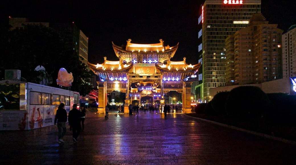 Kunming mostrando paesaggio notturno, città e architettura d\'epoca