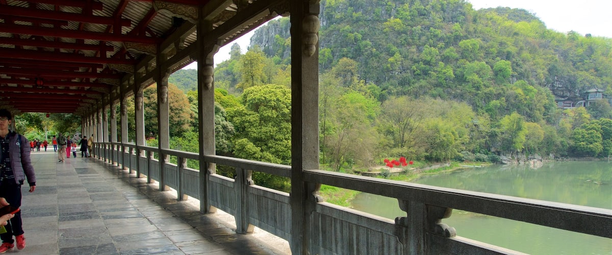 七星公園 其中包括 橋樑 和 湖泊或水池