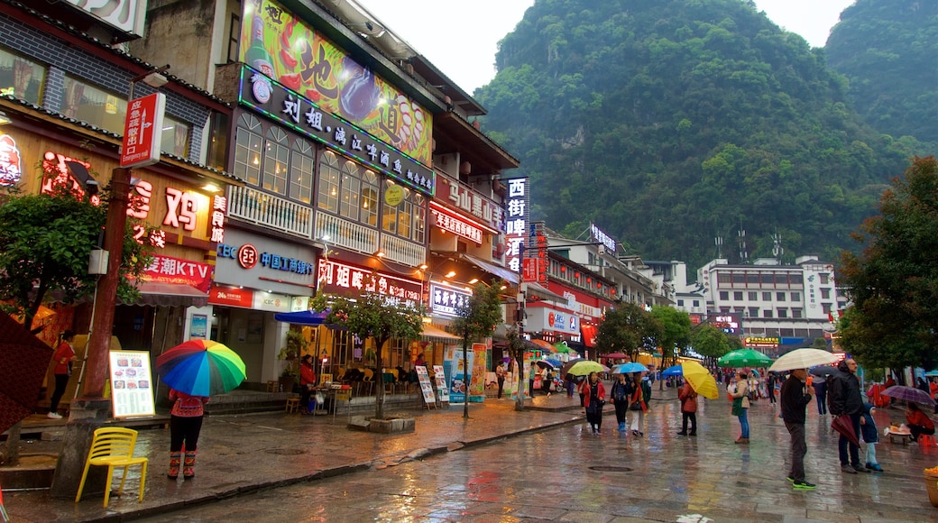 Yangshuo das einen Beschilderung sowie kleine Menschengruppe