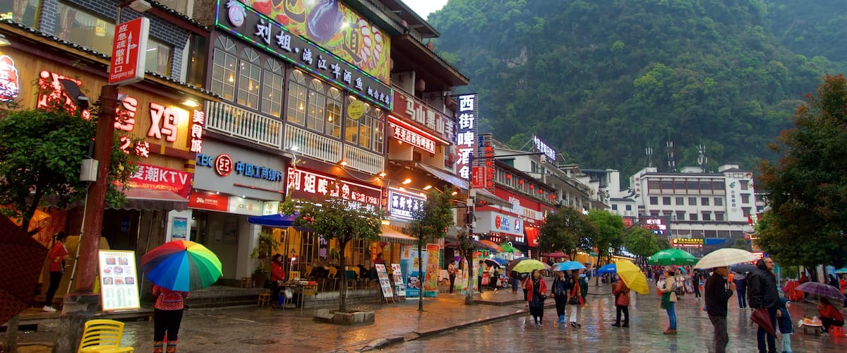 Yangshuo qui includes signalisation aussi bien que petit groupe de personnes