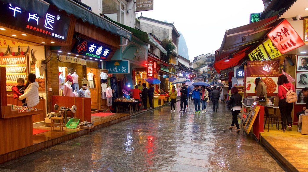 Yangshuo presenterar marknader såväl som en liten grupp av människor