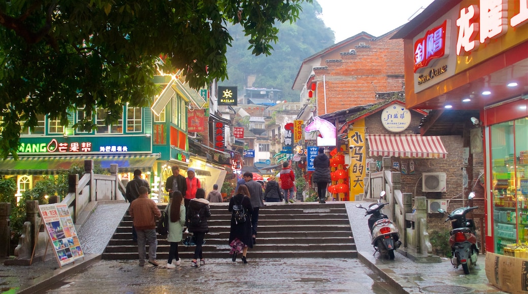 Yangshuo såvel som en lille gruppe mennesker