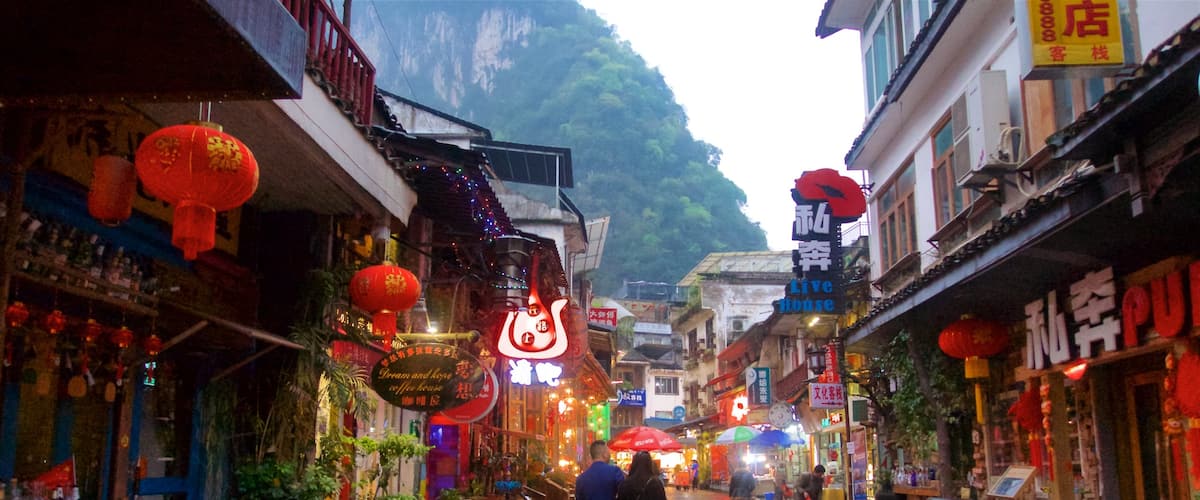 Yangshuo y también una pareja