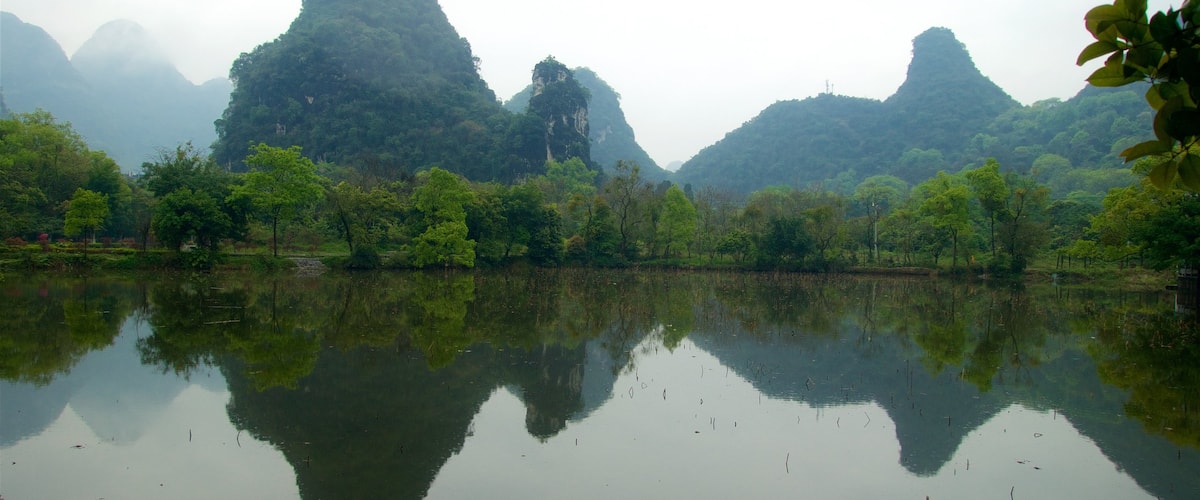 Yangshuo Park showing a gorge or canyon, mist or fog and mountains