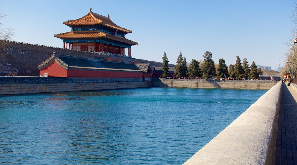 Houhai Lake que incluye elementos del patrimonio y un lago o abrevadero