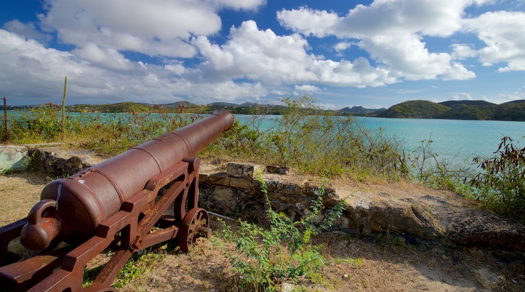 Fort James mit einem Geschichtliches, See oder Wasserstelle und Militärisches