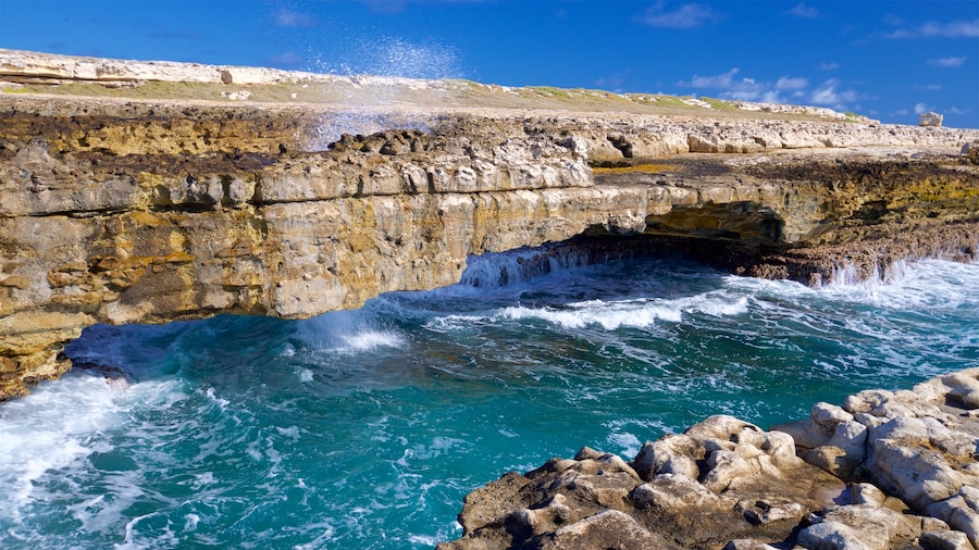 Devil\'s Bridge showing general coastal views, waves and rocky coastline