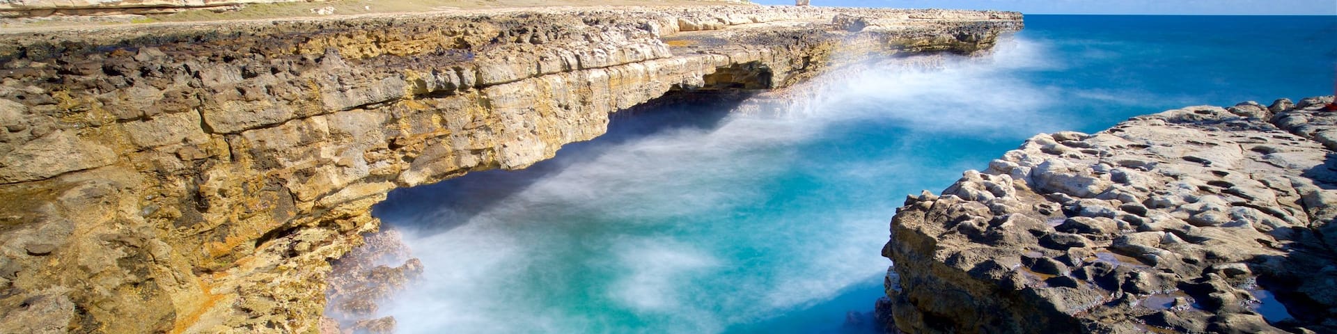 Devil\'s Bridge showing surf, general coastal views and rocky coastline