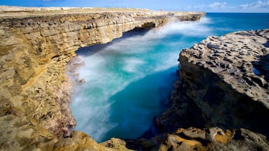 Devil\'s Bridge which includes general coastal views, surf and rocky coastline