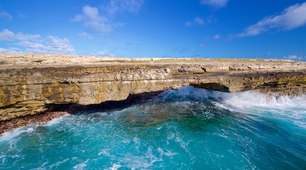 Devil\'s Bridge mostrando litoral acidentado, ondas e paisagens litorâneas