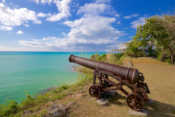 Fort James som visar kustutsikter, millitÀrobjekt och historiska element