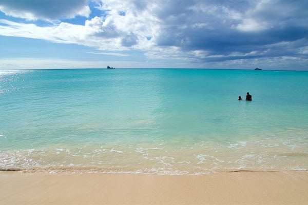 Runaway Bay Beach mettant en vedette baignade, scènes tropicales et vues littorales