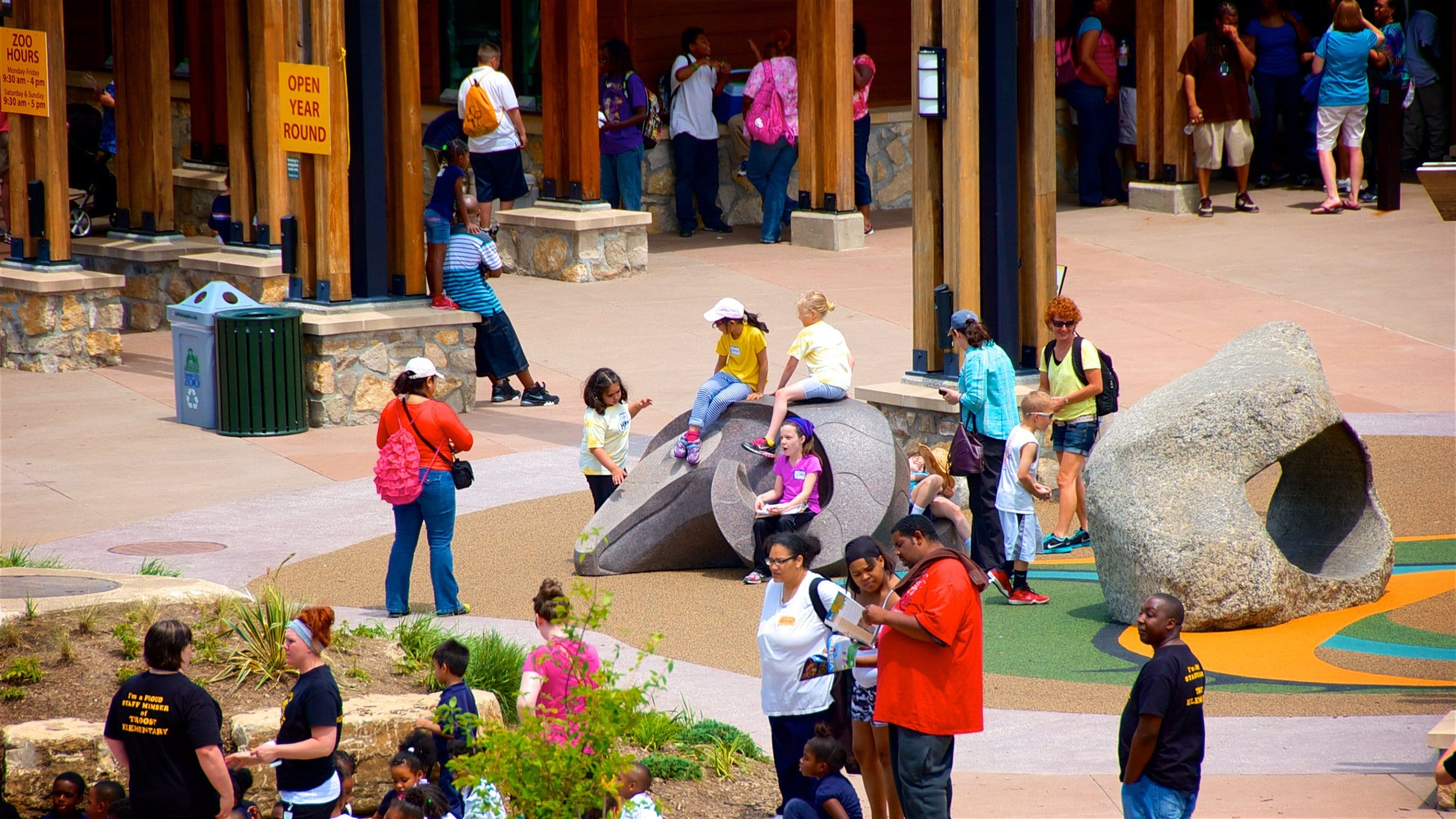 Kansas City Zoo featuring zoo animals as well as children