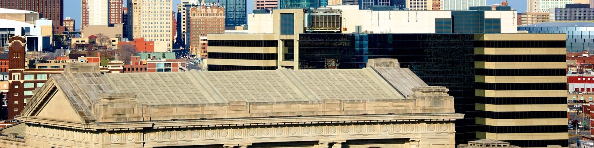 Liberty Memorial showing a skyscraper, landscape views and a city