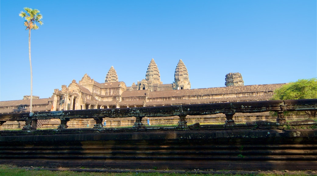 Angkor Wat som visar historiska element och ett tempel eller plats för dyrkan