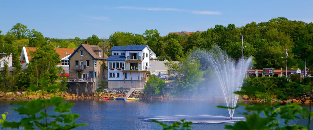 Canadá ofreciendo una fuente, un lago o abrevadero y una pequeña ciudad o pueblo