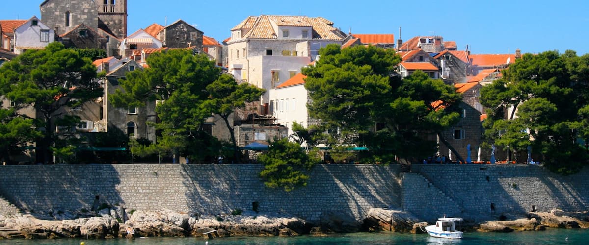 Korcula que incluye una pequeña ciudad o pueblo y un lago o abrevadero