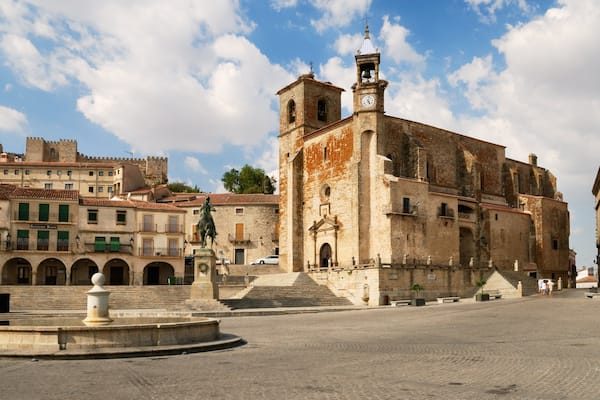 Extremadura which includes heritage architecture, a fountain and heritage elements
