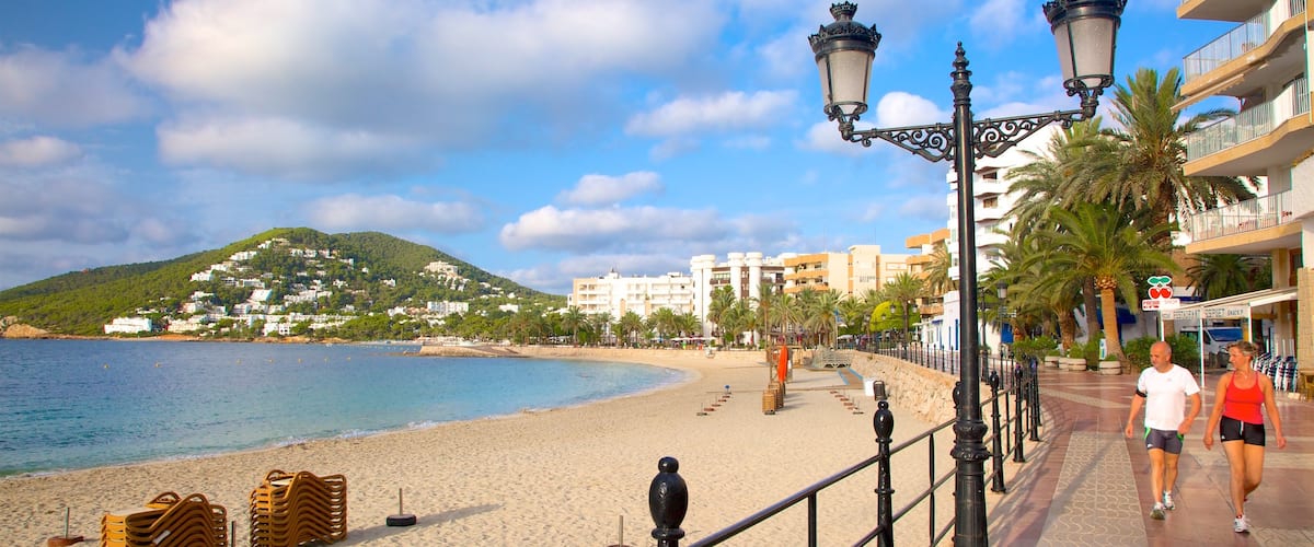 Ibiza mit einem allgemeine Küstenansicht, Küstenort und Strand