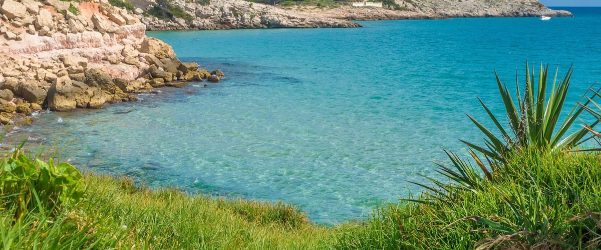 Salou bevat een kuststadje, ruige kustlijn en algemene kustgezichten