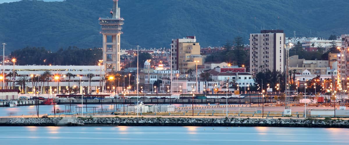 Algésiras qui includes baie ou port, montagnes et ville