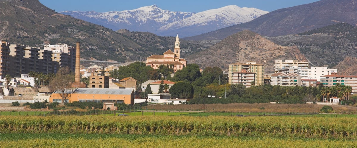 Motril montrant petite ville ou village, scĂšnes tranquilles et montagnes