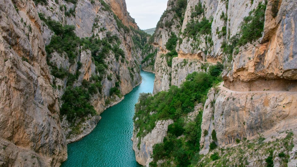 Huesca qui includes gorge ou canyon et riviĂšre ou ruisseau