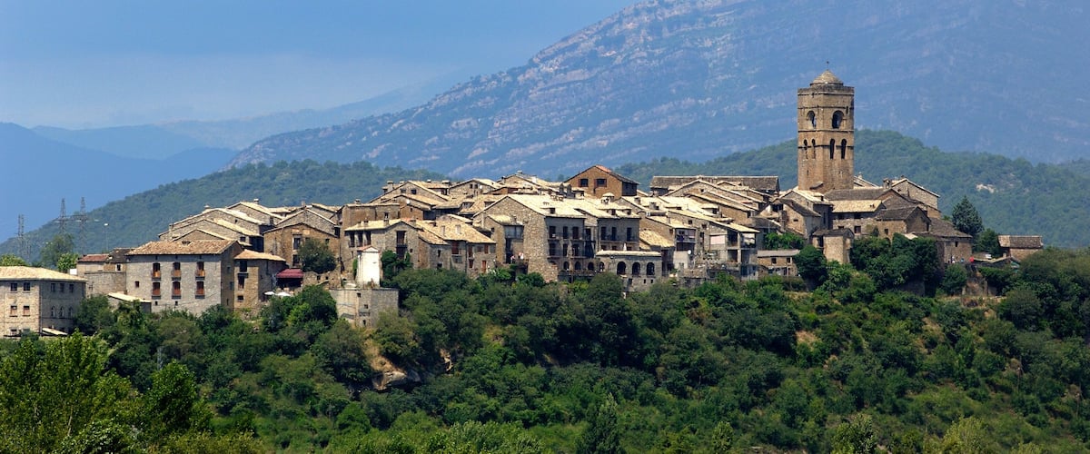 Huesca inclusief landschappen, bergen en een klein stadje of dorpje