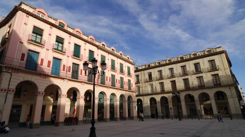 Huesca mettant en vedette square ou place