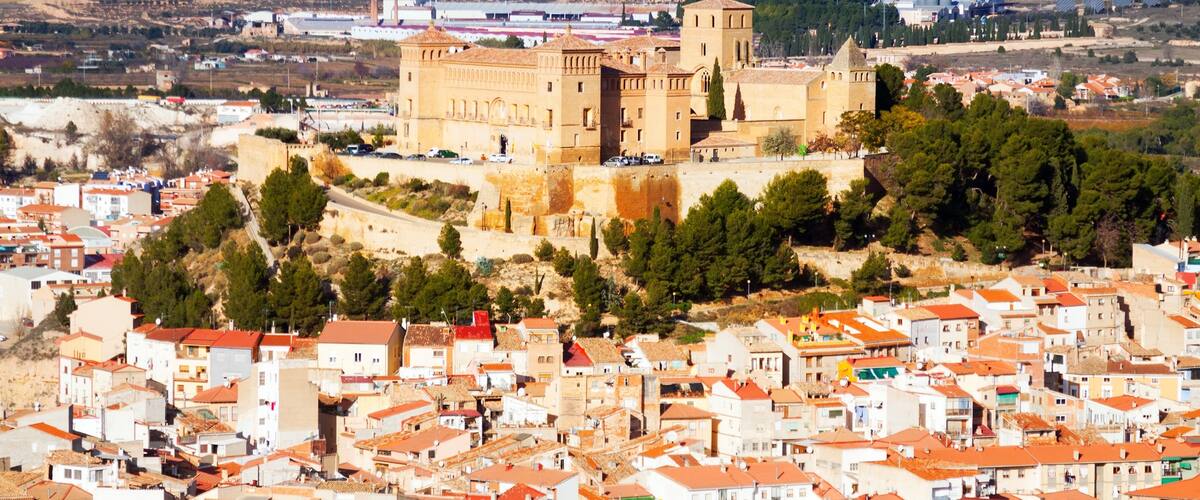 Alcaniz toont een stad, landschappen en vredige uitzichten