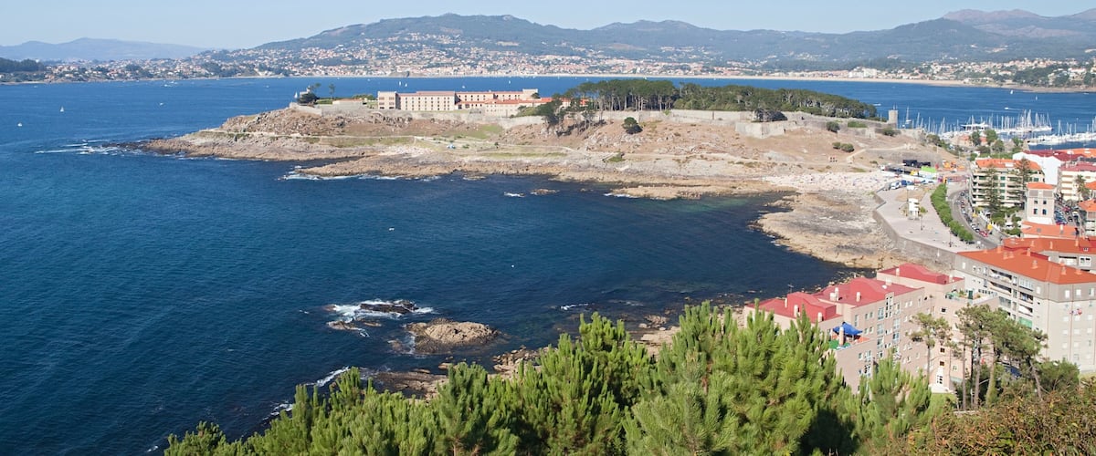 Vigo mettant en vedette lac ou étang et ville cÎtiÚre