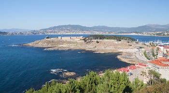 Vigo ofreciendo una ciudad costera y un lago o abrevadero