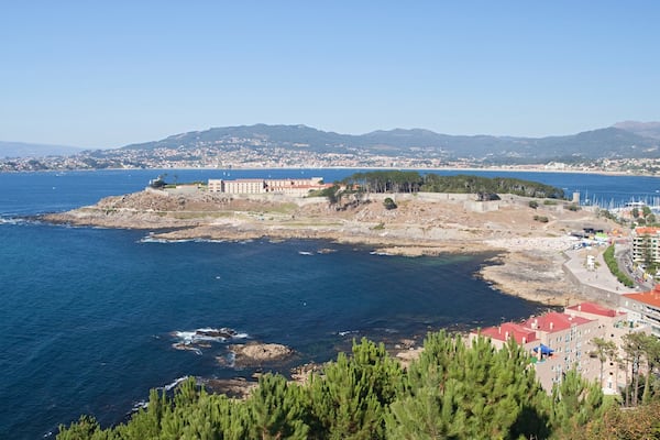 Vigo qui includes ville cÎtiÚre et lac ou étang