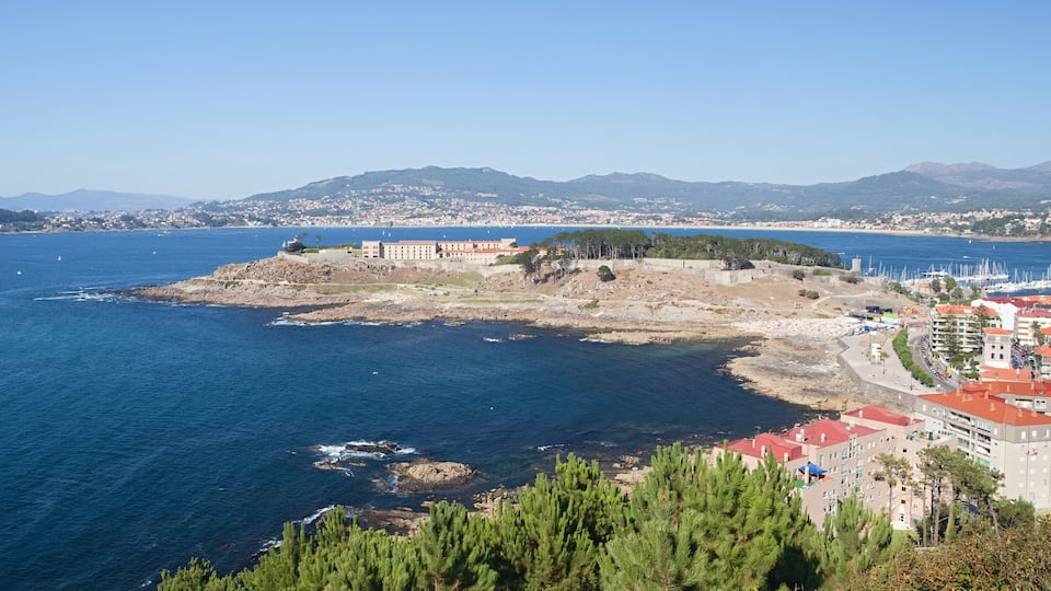 Vigo ofreciendo una ciudad costera y un lago o abrevadero