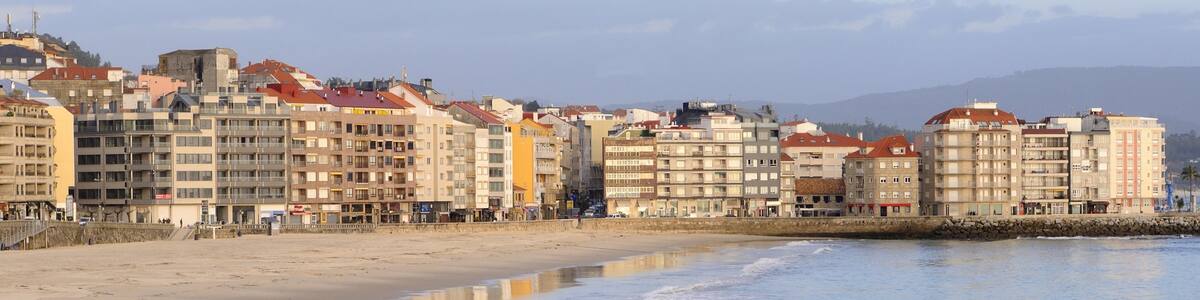 Sanxenxo mit einem allgemeine Küstenansicht, Sandstrand und Küstenort