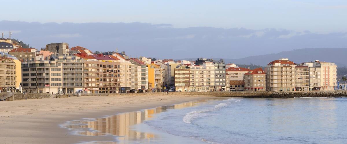Sanxenxo bevat een zandstrand, een kuststadje en algemene kustgezichten