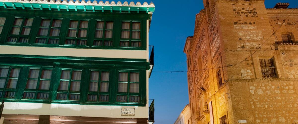 Almagro mostrando escenas nocturnas y elementos del patrimonio