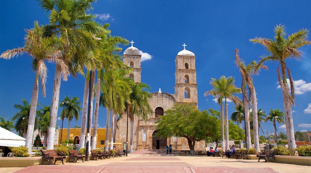 Hecelchakan which includes a church or cathedral, heritage elements and a park