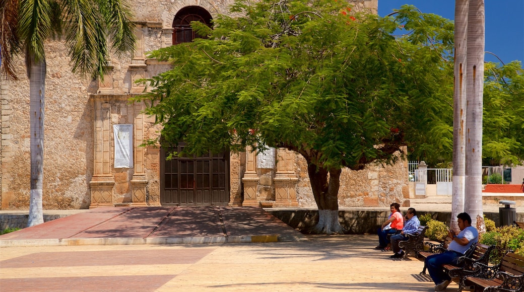 Hecelchakan featuring a garden and heritage elements as well as a small group of people