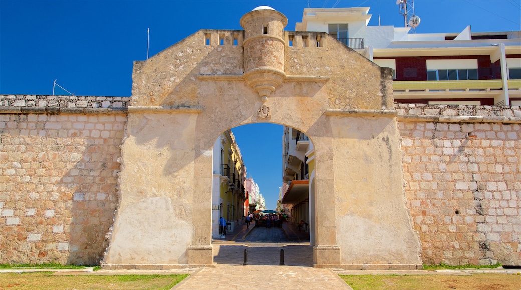 Monumento Puerta del mar ofreciendo elementos del patrimonio