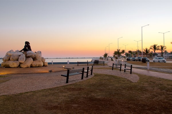 Monumento a la Novia del Mar mit einem Park, Outdoor-Kunst und Sonnenuntergang