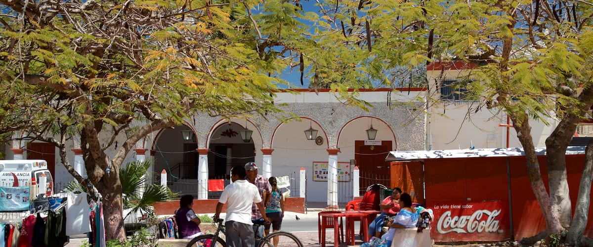 Lerma que incluye un parque y también un pequeño grupo de personas