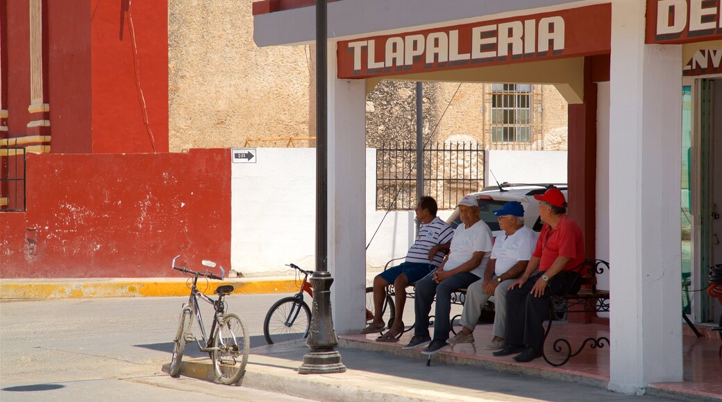 Seybaplaya mostrando señalización y también un pequeño grupo de personas