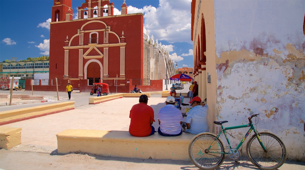 Seybaplaya montrant église ou cathédrale aussi bien que petit groupe de personnes