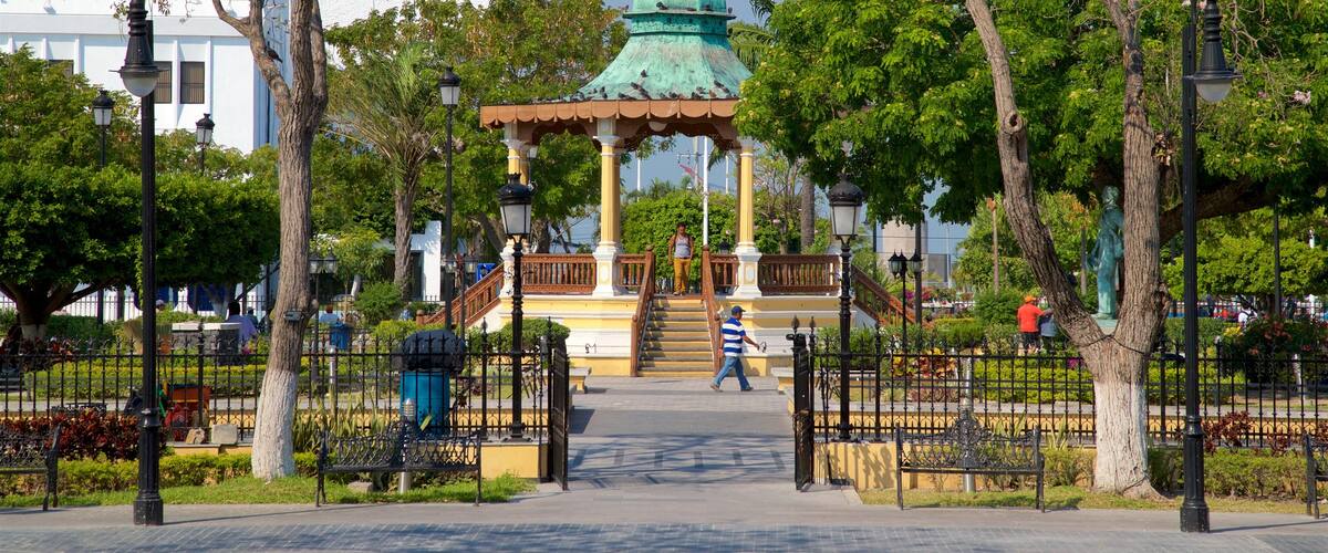 Parque Zaragoza mostrando elementos del patrimonio y un jardín