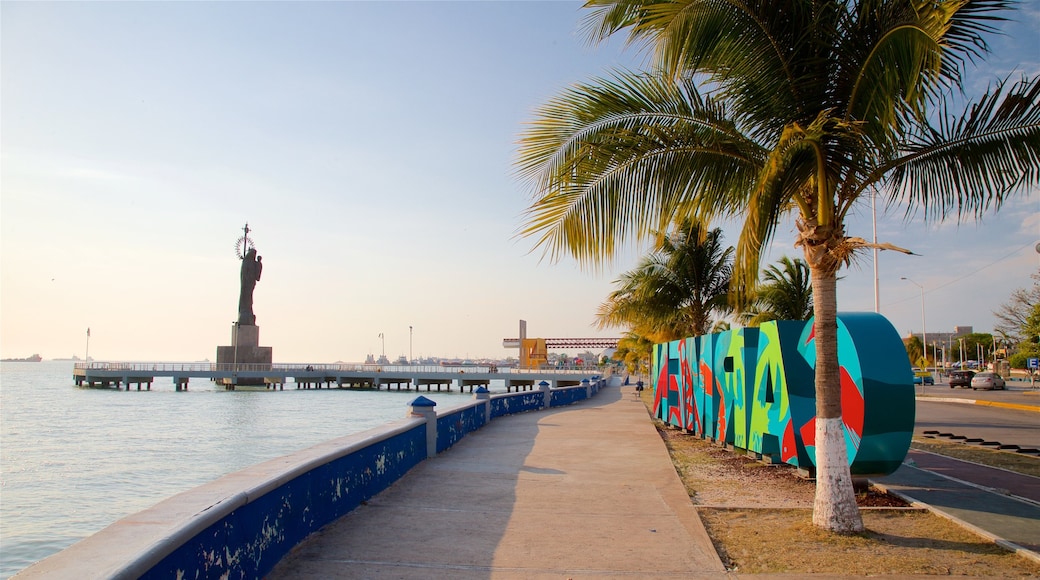 Ciudad del Carmen mostrando señalización, una puesta de sol y escenas tropicales