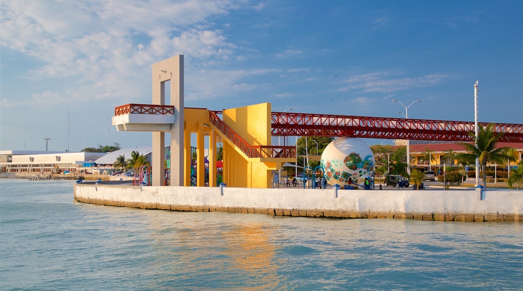 Ciudad del Carmen mostrando una bahía o puerto