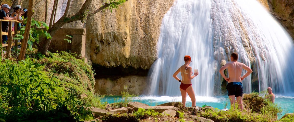 Cascadas de Agua Azul mostrando una cascada y también una pareja