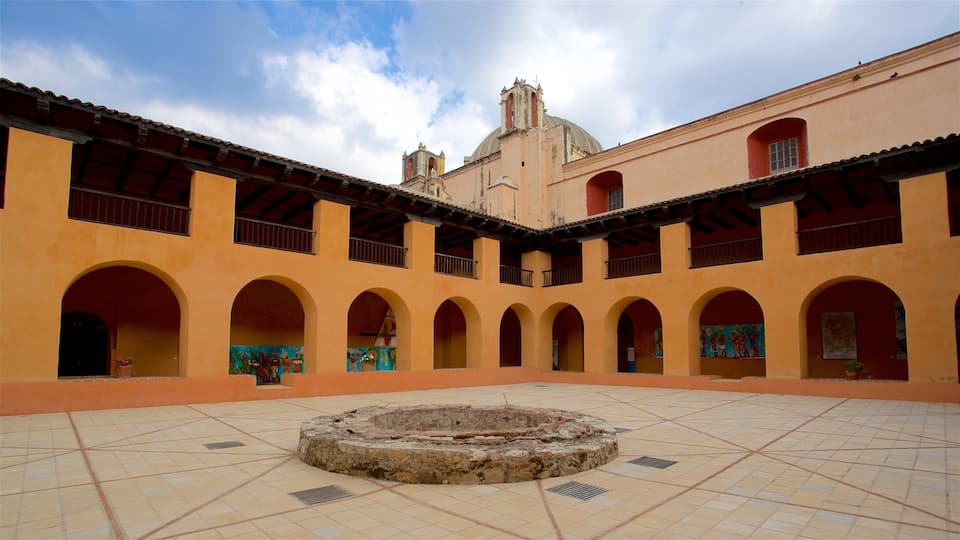 Templo & Ex-Convento de Santo Domingo johon kuuluu tori