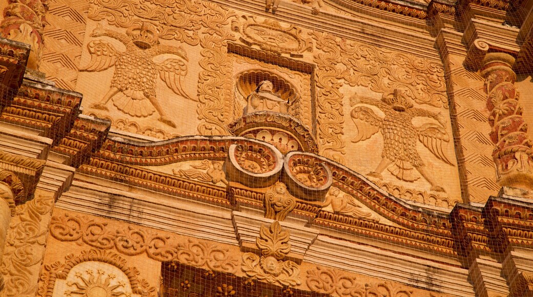 Templo de Santo Domingo mit einem Geschichtliches